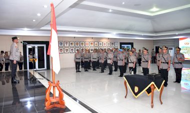 Pimpin-Sertijab-Sejumlah-Pejabat-Utama-dan-Kapolres,-Kapolda-NTT:-Mutasi-Jabatan-adalah-Langkah-Regenerasi-Polri