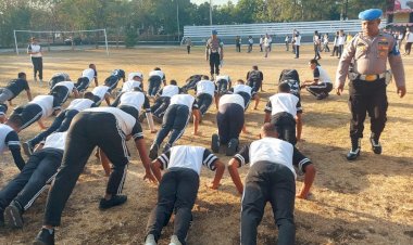Provost-Polda-NTT-Berikan-Tindakan-Tegas-kepada-Anggota-yang-Terlambat-Apel-Pagi