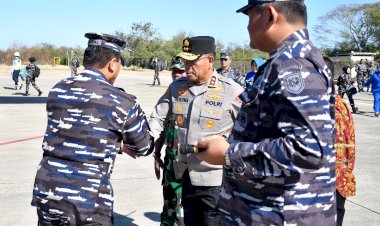 Kapolda-NTT-Lepas-Keberangkatan-KASAL-Menuju-Makassar-Usai-Kunjungan-Kerja-di-Kupang