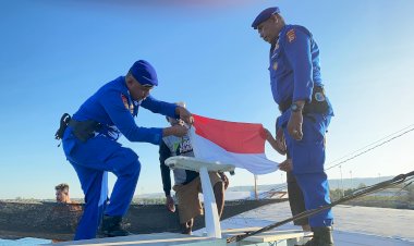 Polairud-Sumba-Timur-Bagikan-Bendera-Merah-Putih-kepada-Nelayan-dan-Pedagang-di-Waingapu
