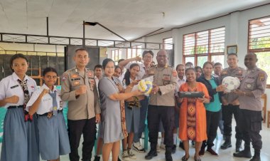 Binluh-Kamtibmas-di-SMK-Wira-Karya-Kupang,-Ditbinmas-Polda-NTT-Serahkan-Sarana-Kontak