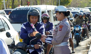 Merayakan-Hari-Jadi-Polwan-ke-76,-Polwan-Polda-NTT-Bagikan-Bunga-dan-Helm