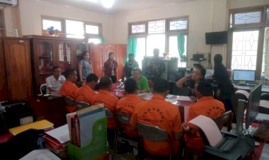 Polda-NTT-Serahkan-Tujuh-Tersangka-Penyelundupan-WNA-China-ke-Kejaksaan-Tinggi