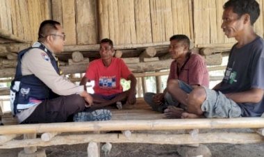 Bhabinkamtibmas-Polsek-Mamboro-Aipda-Ajak-Masyarakat-Desa-Wendewa-Selatan-Jaga-Situasi-Kamtibmas-Selama-Pilkada