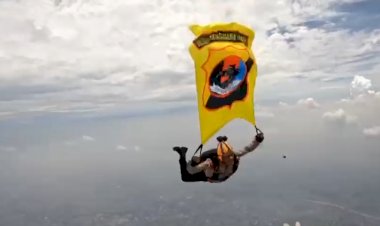 Karoops-Polda-NTT,-Kombes-Pol.-Deonijiu-De-Fatima,-Jagoan-di-Udara-saat-Atraksi-Terjun-Payung