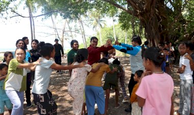 Polwan-Polres-Flotim-Gelar-Trauma-Healing-untuk-Anak-Anak-Korban-Bentrokan-di-Adonara-Barat