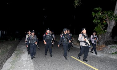 Polres-Flores-Timur-dan-Satbrimob-Polda-NTT-Gelar-Patroli-Jalan-Kaki-di-Desa-Bogalima,-Adonara-Barat