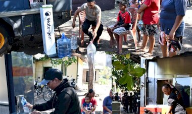 Personel-BKO-Polda-NTT-Berikan-Bantuan-Air-Bersih-Siap-Konsumsi-untuk-Warga-Desa-Bugalima-Terdampak-Konflik