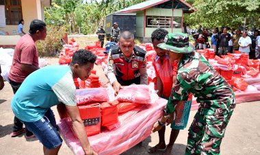 Dukung-Pemulihan-Pascakonflik,-TNI-Polri-Bagikan-Bantuan-bagi-Warga-Desa-Bugalima
