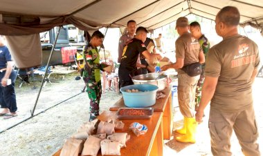 Bersama-TNI,-Polda-NTT-Hadirkan-Ratusan-Porsi-Makanan-untuk-Warga-Adonara-Terdampak-Konflik