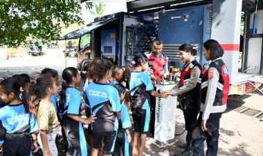 Demi-Kebutuhan-Dasar-Warga,-Polda-NTT-Terus-Distribusikan-Air-Bersih-di-Desa-Bugalima