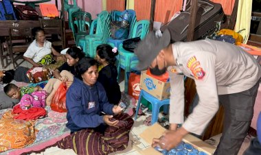 Polres-Flotim-Berikan-Pengamanan-dan-Bantuan-untuk-Pengungsi-Akibat-Erupsi-Gunung-Lewotobi-Laki-laki