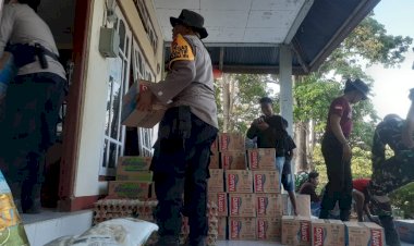 Polres-Flotim-dan-BKO-Brimob-Sikka-Gelar-Bantuan-Kemanusiaan-untuk-Pengungsi-Erupsi-Gunung-Lewotobi