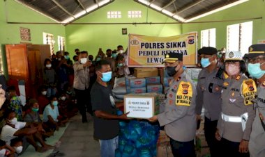 Polres-Sikka-Salurkan-Bantuan-Sosial-untuk-Warga-Terdampak-Erupsi-Gunung-Lewotobi