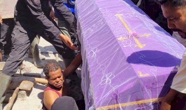 Aksi-Kemanusiaan-Personel-Polres-Flotim-Bantu-Penguburan-Pengungsi-di-Desa-Duli-Pali,-Kecamatan-Wulanggitang