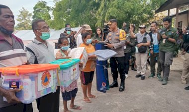 Dukung-Korban-Erupsi-Gunung-Lewotobi,-Polda-NTT-dan-Relawan-Salurkan-Ratusan-Paket-Bantuan