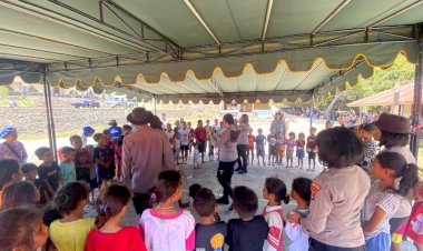 Polwan-Polres-Flores-Timur-Hadirkan-Senyum-Anak-Anak-Korban-Erupsi-Gunung-Lewotobi-Melalui-Trauma-Healing