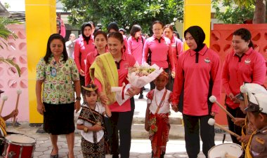 Ketua-Bhayangkari-Daerah-NTT-Sambut-Hangat-Kedatangan-Ketua-Umum-Bhayangkari-Ny.-Juliati-Sigit-Prabowo-di-Kupang