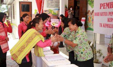 Kunjungi-TK-Kemala-Bhayangkari-01-Kupang-Kota,-Ketua-Umum-Bhayangkari-Berikan-Tali-Asih-kepada-para-Guru