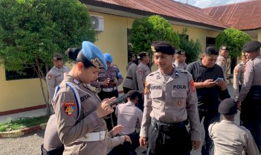 Bidpropam-Polda-NTT-Periksa-Handphone-Anggota-Samapta-dalam-Upaya-Cegah-Keterlibatan-Judi-Online