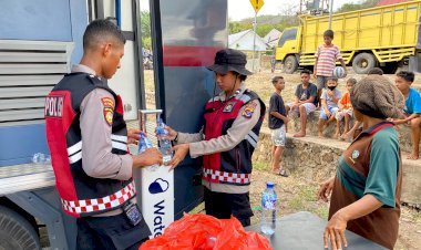 Personel-BKO-Polda-NTT-Berikan-Bantuan-Air-Bersih-dan-Makanan-Siap-Saji-untuk-Pengungsi-Erupsi-Gunung-Lewotobi
