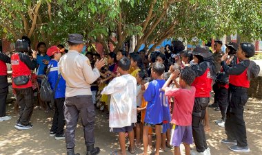 Anak-anak-Tersenyum-Kembali:-Kegiatan-Trauma-Healing-oleh-Polda-NTT-di-Tengah-Pengungsian
