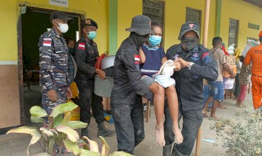 Brimob-Polda-NTT-Bantu-Korban-Erupsi-Gunung-Lewotobi-dengan-Air-Bersih,-Evakuasi,-dan-Dapur-Lapangan