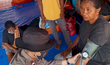 Biddokkes-Polda-NTT-Bersama-Tenaga-Kesehatan-Flotim-Sikka-Gencar-Berikan-Layanan-Kesehatan-di-Posko-Pengungsian-Lewotobi