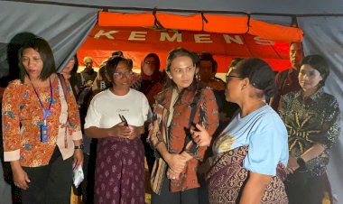 Ketua-Umum-Bhayangkari-Kunjungi-Posko-Pengungsian-Korban-Erupsi-Gunung-Lewotobi-di-Flores-Timur