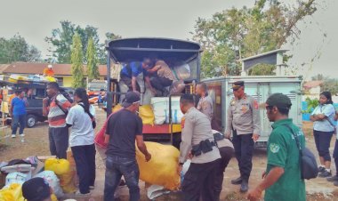 Dukung-Pengungsi-Erupsi-Lewotobi,-Kapolri-Salurkan-Bantuan-Kebutuhan-Dasar-di-Posko-Kobasoma