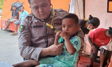 Bakti-Kesehatan-Polri-di-Posko-Pengungsian-Bantu-1.115-Pengungsi-Korban-Erupsi-Gunung-Lewotobi