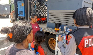 Peduli-Pengungsi,-Polda-NTT-Sediakan-Air-Bersi-dan-Makanan-Siap-Saji-di-Lokasi-Bencana-Flotim