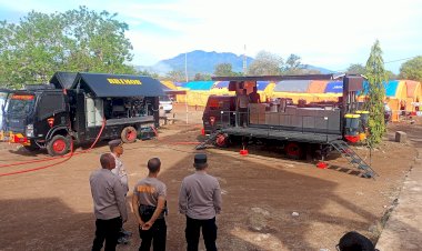 Personel-BKO-Brimob-Polda-NTB-dan-Bali-Tiba-di-Lokasi-Pengungsian-Gunung-Lewotobi