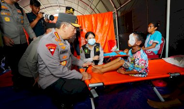 Kapolri-Jenderal-Listyo-Sigit-Prabowo-Tinjau-Posko-Pengungsian-Erupsi-Gunung-Lewotobi-di-NTT,-Berikan-Bantuan-dan-Semangat-kepada-Korban