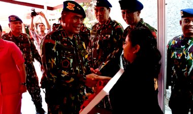 Kapolda-NTT-Irjen-Pol.-Daniel-Tahi-Monang-Silitonga-Resmikan-Bedah-Rumah-bagi-PHL-pada--Brimobda-NTT