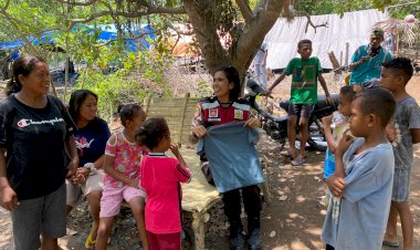 Polwan-Polda-NTT-Bawa-Senyum-dan-Harapan-bagi-Anak-Anak-Pengungsi-di-Desa-Pululera