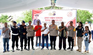 Jumat-Curhat-di-Desa-Bolok:-Polda-NTT-Bahas-Isu-Lokal-dan-Kamtibmas-dengan-Masyarakat