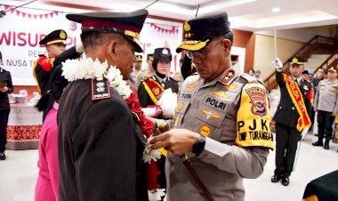 23-Anggota-Polda-NTT-Memasuki-Masa-Pensiun,-Kapolda-NTT-Pimpin-Upacara-Wisuda-Purna-Bhakti