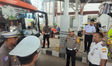Satgas-OPS-Lilin-Turangga-Polda-NTT-Cek-Kelayakan-Kendaraan-Angkutan-Umum-Jelang-Natal-dan-Tahun-Baru