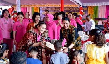 Ketua-Umum-Bhayangkari-Gelar-Natal-Bersama-Anak-Anak-Terdampak-Erupsi-Gunung-Lewotobi