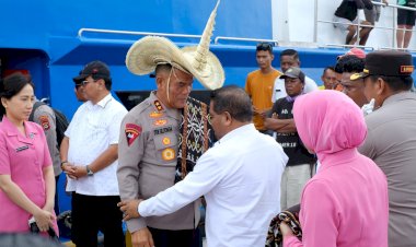 Tiba-di-Rote-Ndao,-Kapolda-NTT-disambut-Kapolres-bersama-Forkopimda-dengan-Sapaan-Adat
