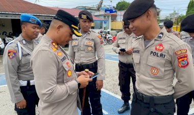 Kapolres-Sumba-Barat-Pimpin-Pengecekan-Handphone-Anggota-Antisipasi-Keterlibatan-dalam-Judi-Online