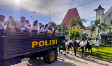 Polres-Sumba-Timur-Melayani-dengan-Tulus,-Fasilitasi-Siswa-SMP-Ke-Acara-Natal-Bersama-Se-Sumba-Timur