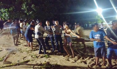 Tim-Siaga-Bencana-Ditsamapta-Polda-NTT-Evakuasi-Korban-Gelombang-Pasang-di-Desa-Tablolong