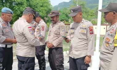 Cegah-Judi-Online,-Kapolsek-Kolbano-Periksa-HP-Personil