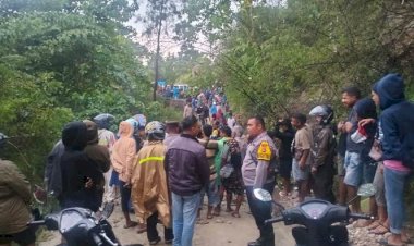 Pantau---Jalan-Rusak-Akibat-Lonsor,-Bhabinkamtibmas--Imbau-Warga-Berhati-hati