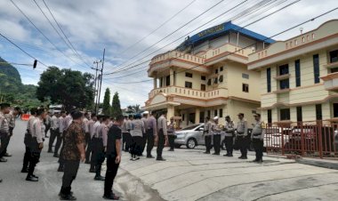Ratusan-Personil-Polres-Ende-Amankan-Jalannya-Rapat-Pleno-Terbuka-Penetapan-Pasangan-Calon-Terpilih-Bupati-Dan-Wakil-Bupati-Kabupaten-Ende