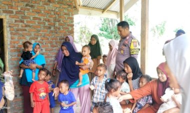 Bhabinkamtibmas-Polsek-Adonara-Sambang-Posyandu-dan-Sosialisasikan-Kamtibmas-di-Desa-Pledo