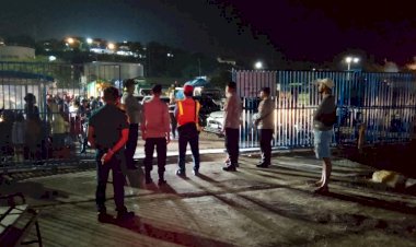 Arus-Balik-Nataru,-Polsubsektor-Tenau-Amankan-Kedatangan-Ribuan-Penumpang-di-Pelabuhan-Tenau