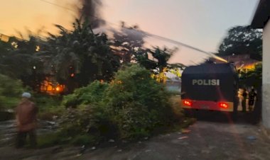 Polres-Alor-Bantu-Padamkan-Kebakaran-Rumah-di-Wetabua,-Kerugian-Capai-Ratusan-Juta